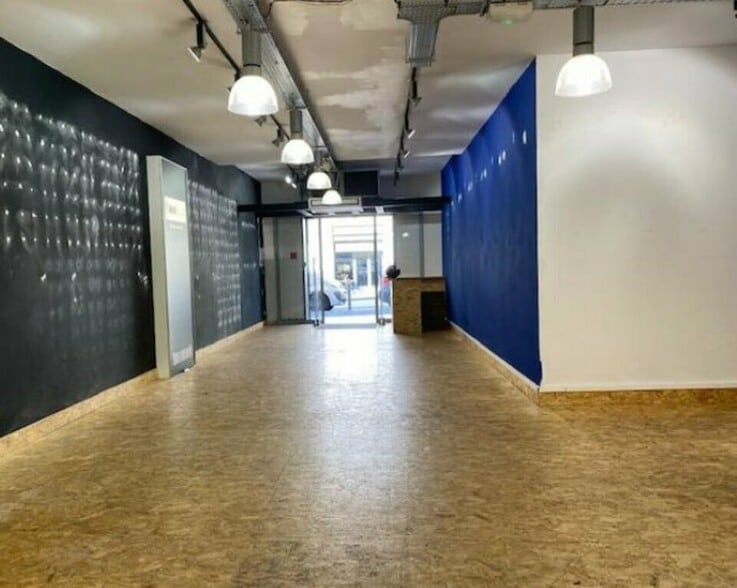 Retail in Marseille for lease - Interior Photo - Image 2 of 3