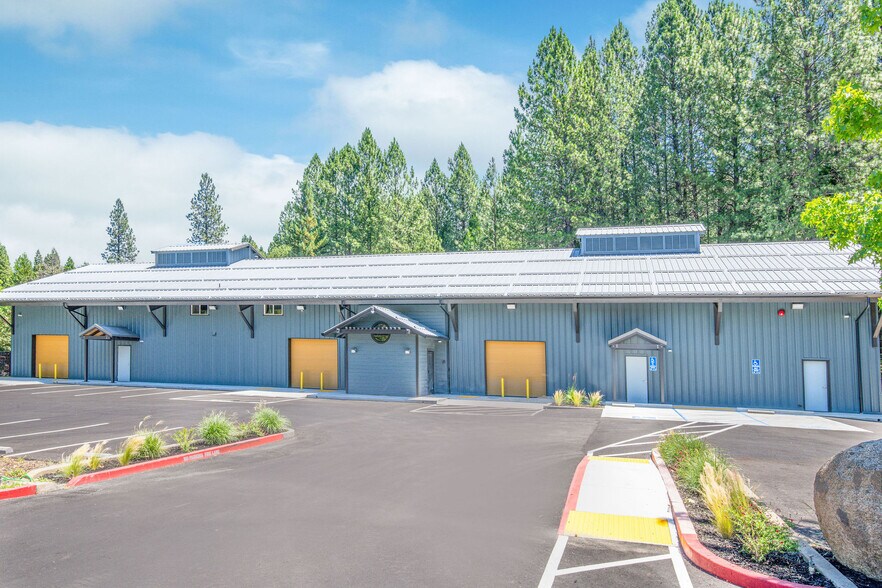 Searls Light Industrial Campus portfolio of 3 properties for sale on LoopNet.ca - Building Photo - Image 2 of 21