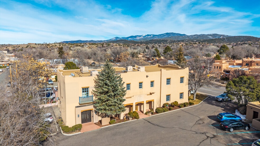 1048 Paseo De Peralta, Santa Fe, NM for sale - Primary Photo - Image 1 of 18