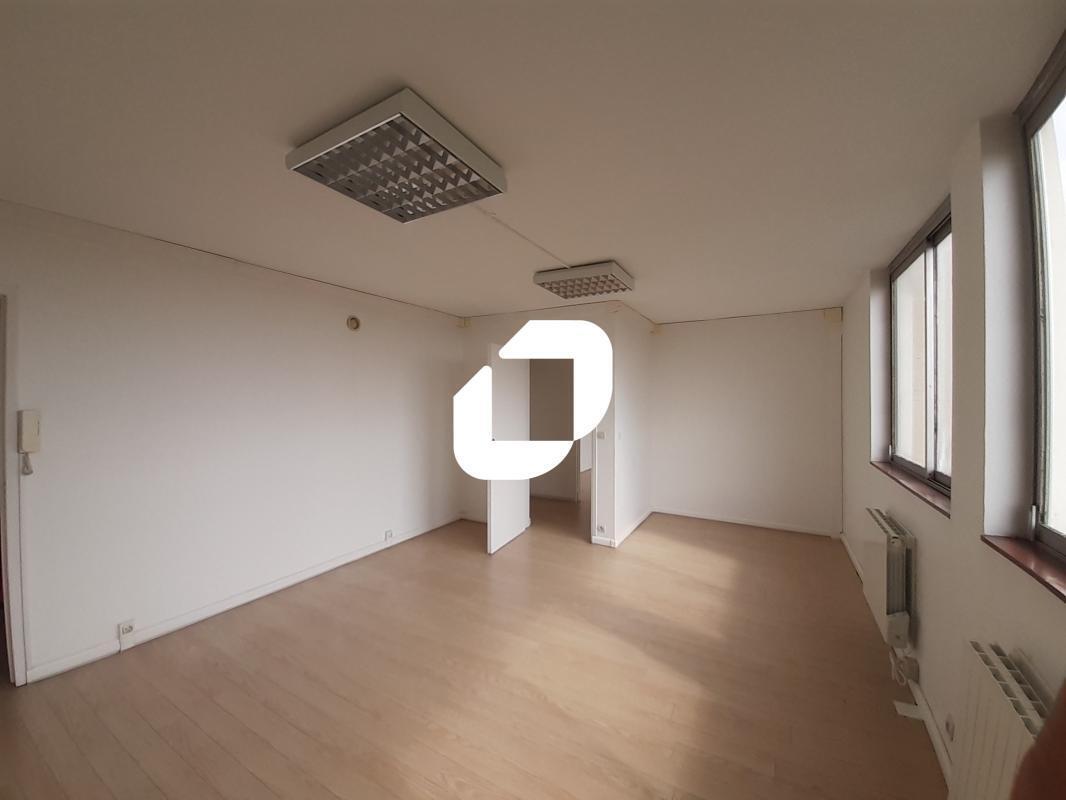 Office in Saint-Maur-des-Fossés for lease Interior Photo- Image 1 of 8