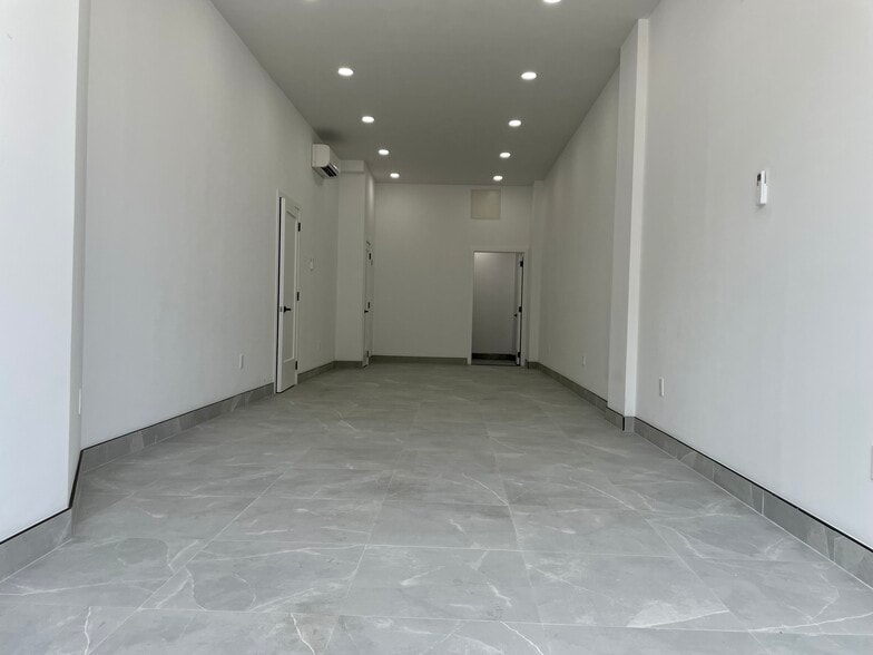 566 Wilson Ave, Brooklyn, NY à louer - Photo intérieure - Image 3 de 12