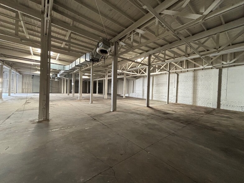 165 Broadway St, Fresno, CA for lease - Building Photo - Image 2 of 9