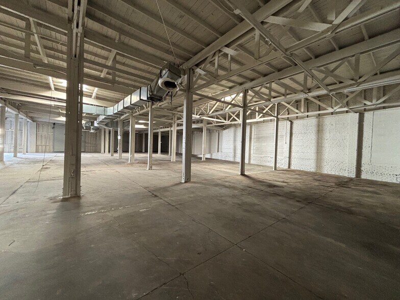 165 Broadway St, Fresno, CA à louer - Photo du bâtiment - Image 2 de 9