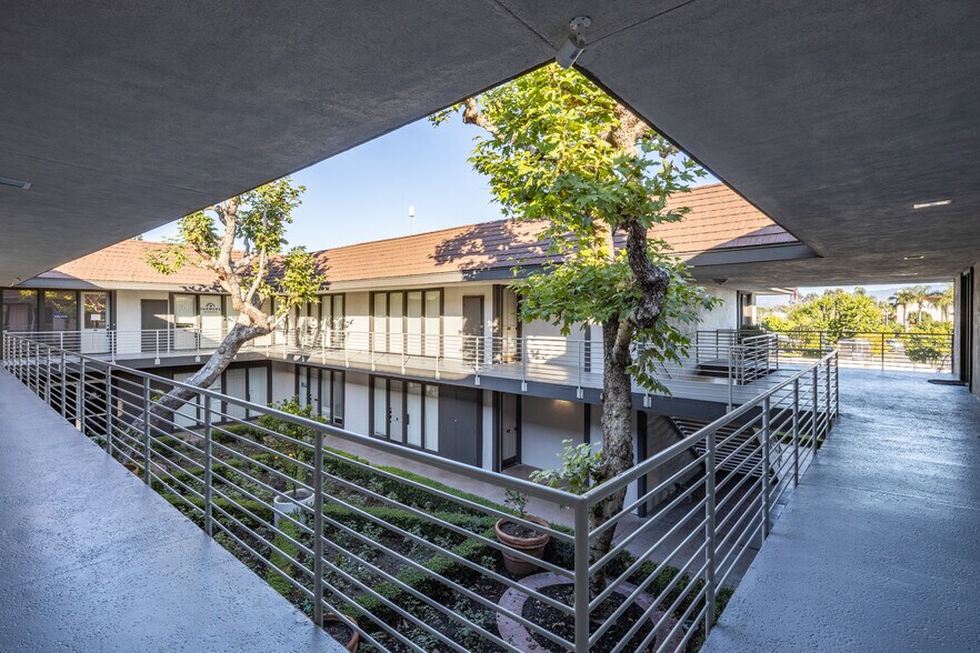 1740 W Katella Ave, Orange, CA à louer - Photo du bâtiment - Image 3 de 8