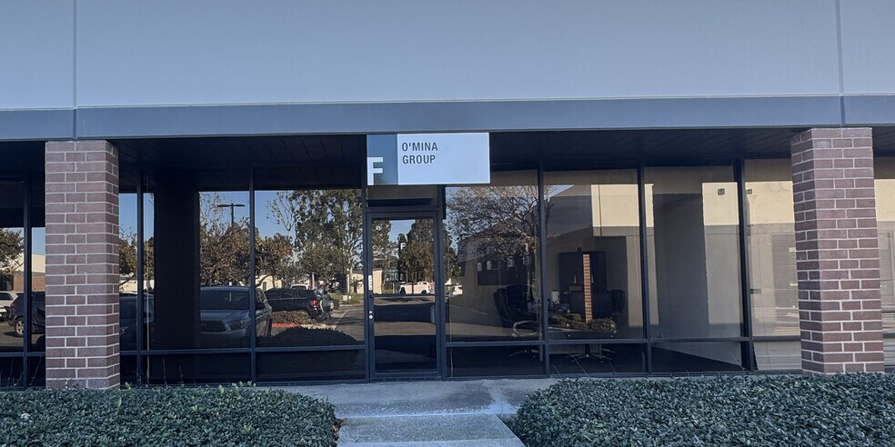 17932 Sky Park Cir, Irvine, CA à louer - Photo du bâtiment - Image 2 de 3