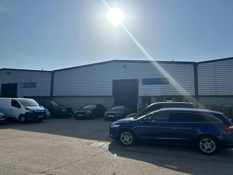 Henley Rd, Londres à louer - Photo du bâtiment - Image 2 de 4