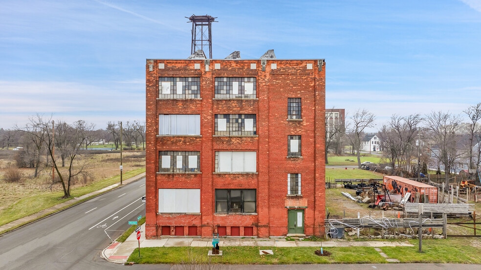 2941 E Warren Ave, Detroit, MI for sale - Primary Photo - Image 1 of 22