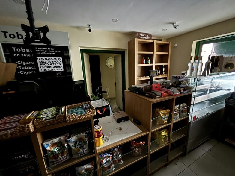 345 Scott Ellis Gdns, London for lease - Building Photo - Image 3 of 3