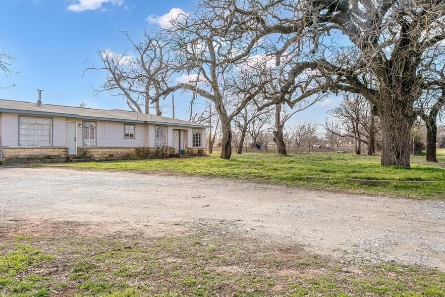 591 Friendship Ln, Fredericksburg, TX for sale - Building Photo - Image 3 of 4