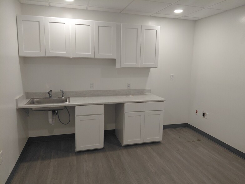 32 Stiles Rd, Salem, NH à louer - Photo du bâtiment - Image 3 de 6