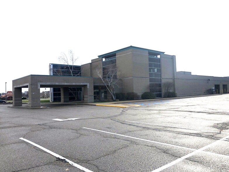 4455 Dressler Rd, Canton, OH for lease - Building Photo - Image 2 of 3