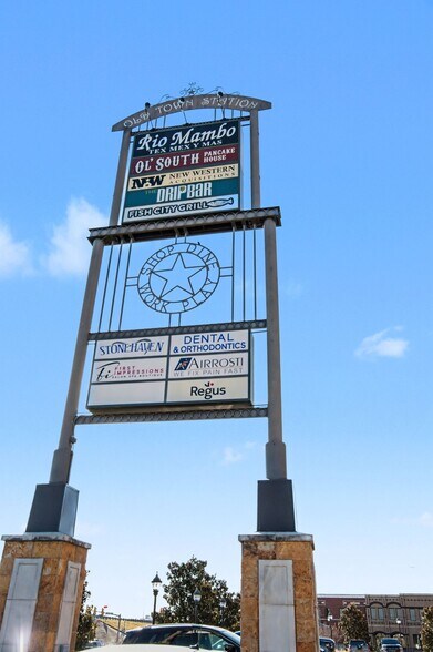 295-307 E Renfro St, Burleson, TX à louer - Photo du bâtiment - Image 3 de 20