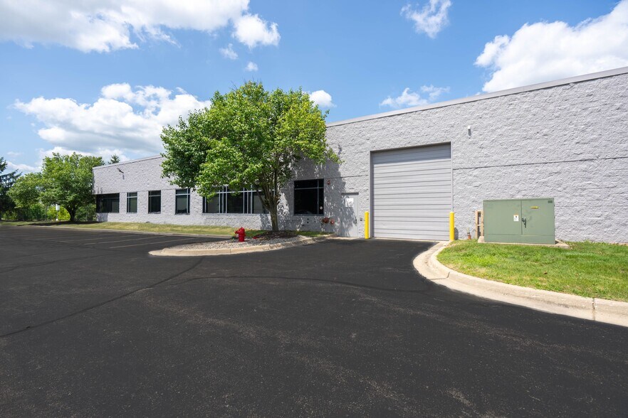 47828 Halyard Dr, Plymouth, MI for lease - Building Photo - Image 3 of 7