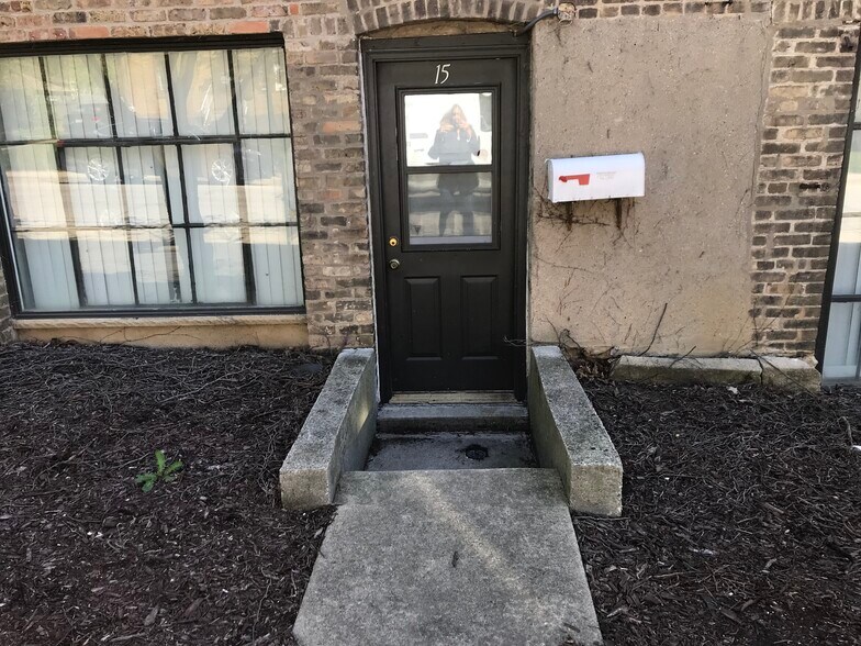 9-23 N Union St, Elgin, IL à louer - Photo du bâtiment - Image 2 de 10