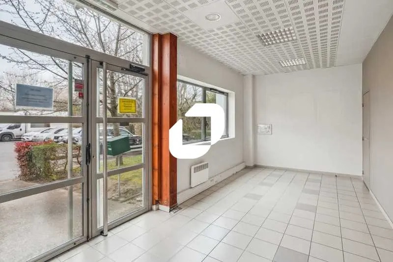 Office in Le Bourget for lease - Lobby - Image 2 of 14