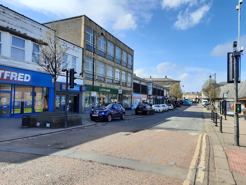 Commercial Street, Batley à louer - Photo du b timent - Image 2 de 2