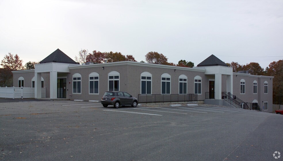 735 Attucks Ln, Hyannis, MA for sale - Primary Photo - Image 2 of 4