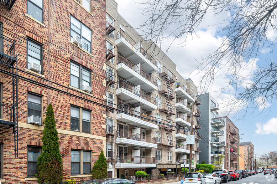 30-44 29th St, Astoria, NY à vendre - Photo principale - Image 1 de 20