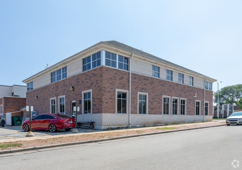 8522-8532 W Capitol Dr, Milwaukee, WI for lease - Building Photo - Image 2 of 22
