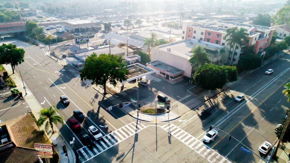 242 E Commonwealth Ave, Fullerton, CA à vendre - Photo du bâtiment - Image 3 de 13