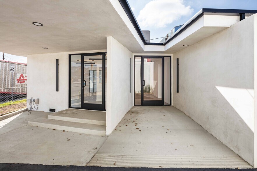 8809 Sunland Blvd, Sun Valley, CA à louer - Photo du bâtiment - Image 2 de 22