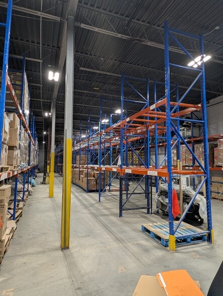 5775 Rue Ferrier, Mont-Royal, QC for lease - Building Photo - Image 3 of 9