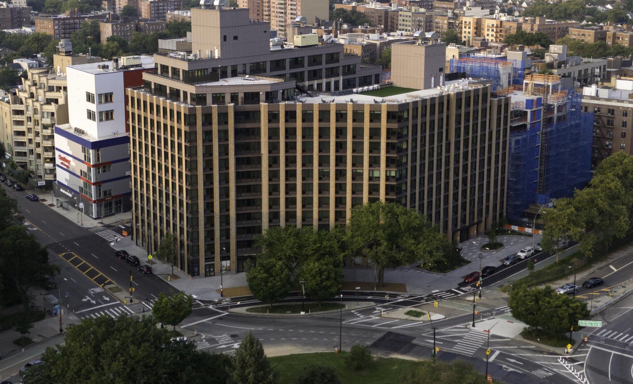 1 Park Pt, Brooklyn, NY à louer Photo du bâtiment- Image 1 de 3