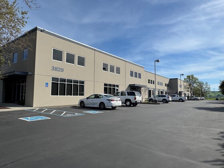 3820 Cypress Dr, Petaluma, CA à vendre - Photo du bâtiment - Image 2 de 4