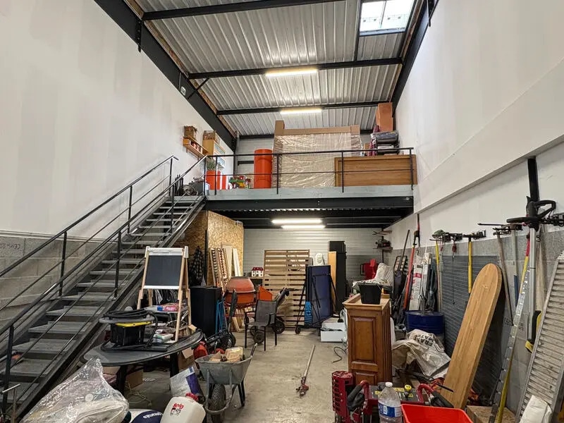 Office in Frans for lease Interior Photo- Image 1 of 9