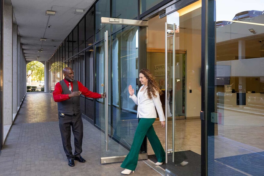 3120 Southwest Fwy, Houston, TX à louer - Photo du bâtiment - Image 2 de 20