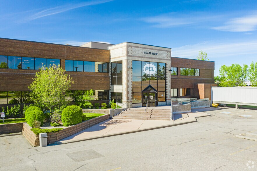 2609 15 St NE, Calgary, AB à louer - Photo du bâtiment - Image 2 de 13