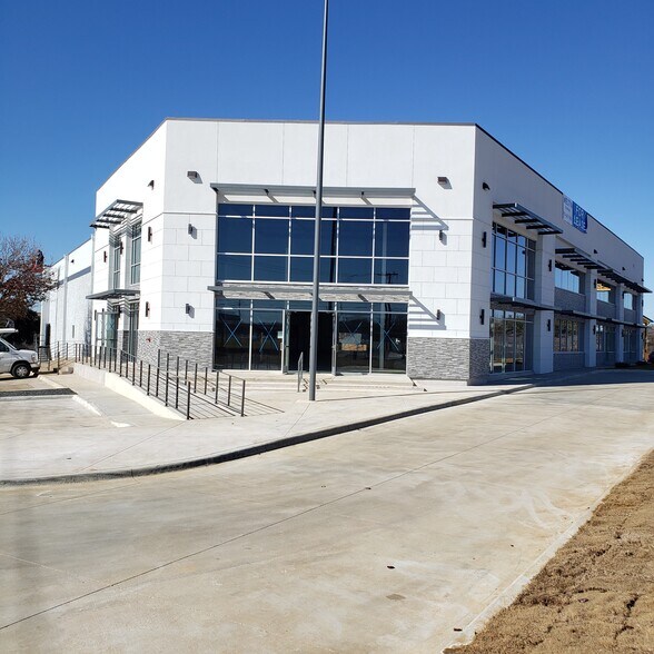 1875 N Interstate 35E, Carrollton, TX à louer - Photo du bâtiment - Image 1 de 7