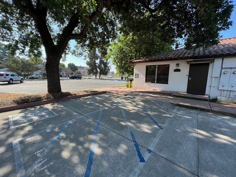 1214 W Main St, Visalia, CA for sale - Primary Photo - Image 1 of 1