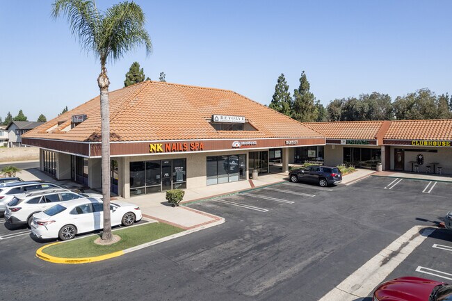 Plus de détails pour 2001-2099 E Orangethorpe Ave, Placentia, CA - Bureau/Commerce de détail, Commerce de détail à louer