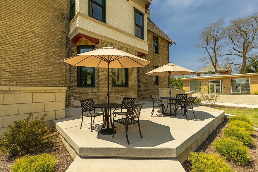 1303 11th St, Monroe, WI à louer - Photo du bâtiment - Image 3 de 45