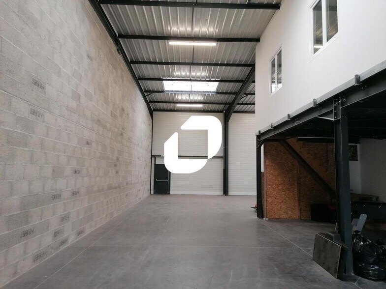 8 Impasse Du 24 Août 1944, Corbas for lease - Interior Photo - Image 2 of 11
