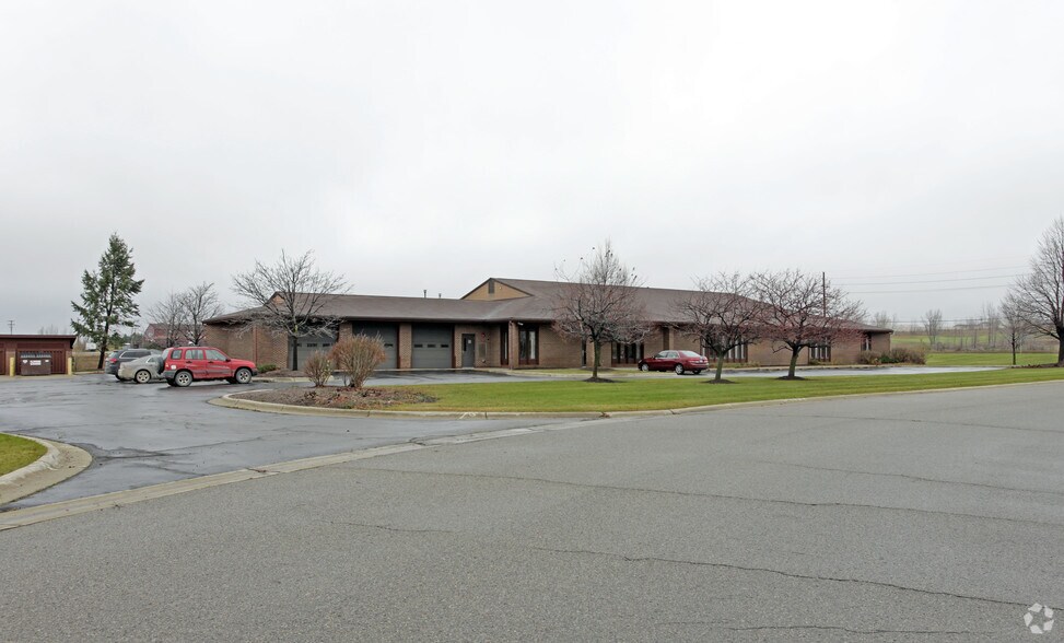485 Lapeer Rd, Oxford, MI for lease - Primary Photo - Image 1 of 4