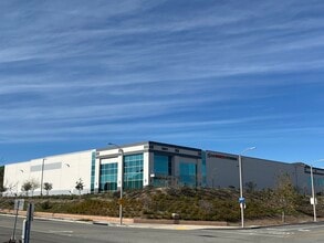 29051 Avenue Valley View, Valencia, CA à louer Photo du bâtiment- Image 2 de 5