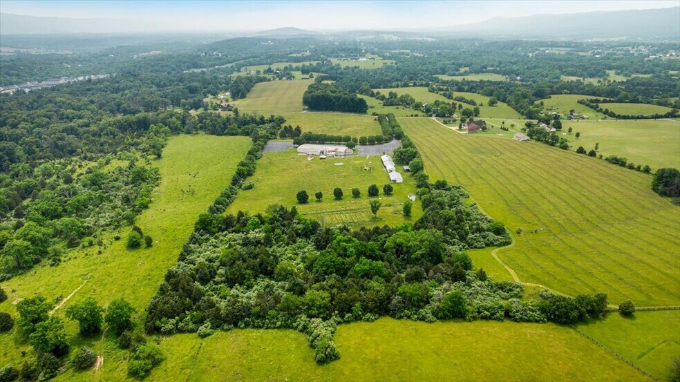 572 Red Bud Rd, Strasburg, VA à vendre - Photo du bâtiment - Image 3 de 18