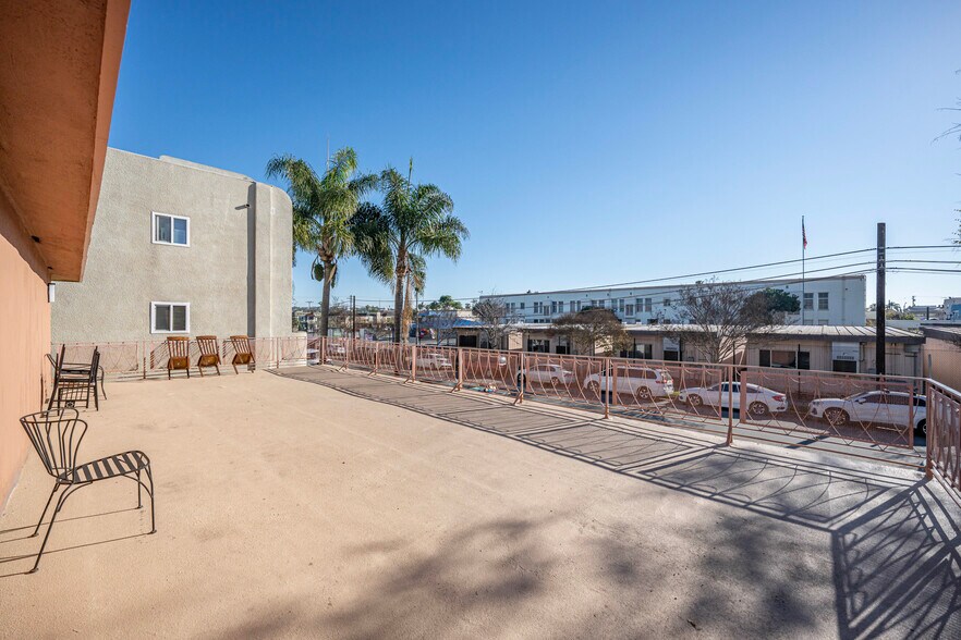 1033 Orizaba Ave, Long Beach, CA à vendre - Photo du bâtiment - Image 3 de 4