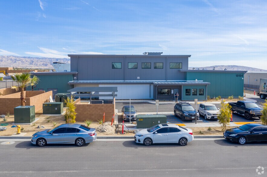18194 Blue Dream Crossing, Desert Hot Springs, CA à vendre - Photo du bâtiment - Image 2 de 47