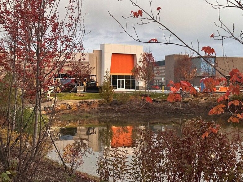 42750 Grand River Ave, Novi, MI for lease - Building Photo - Image 3 of 3