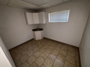1302 S General Mcmullen Dr, San Antonio, TX à louer Photo intérieure- Image 2 de 17