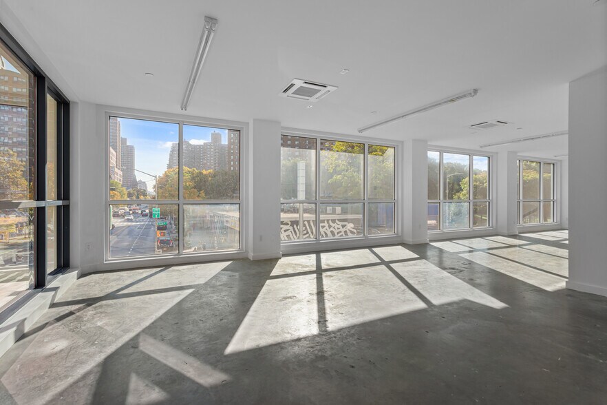 355 Grand St, New York, NY à louer - Photo du bâtiment - Image 1 de 11