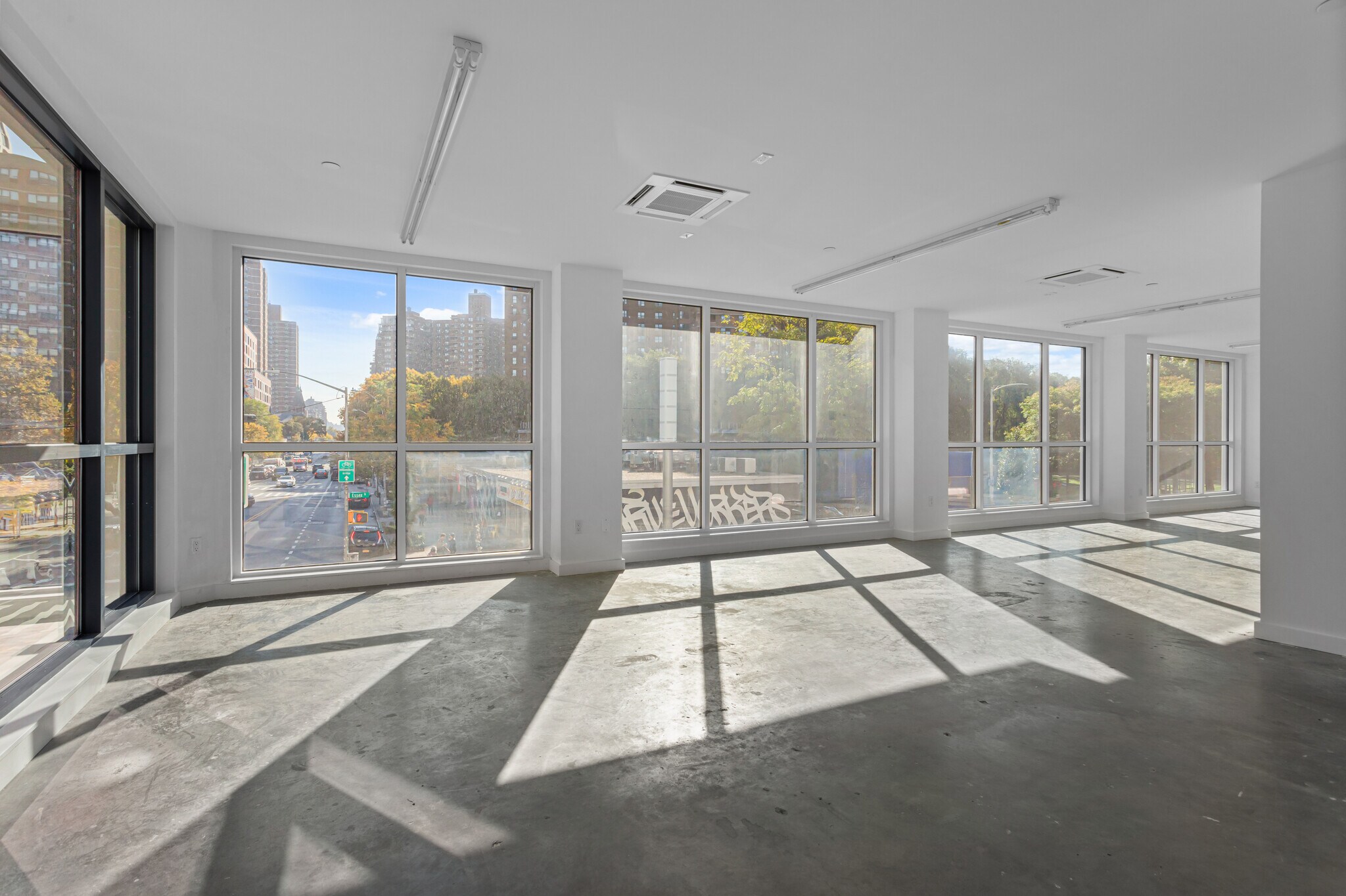 355 Grand St, New York, NY à louer Photo du bâtiment- Image 1 de 12