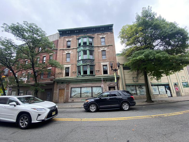 712-714 Bergen Ave, Jersey City, NJ for lease - Building Photo - Image 1 of 3