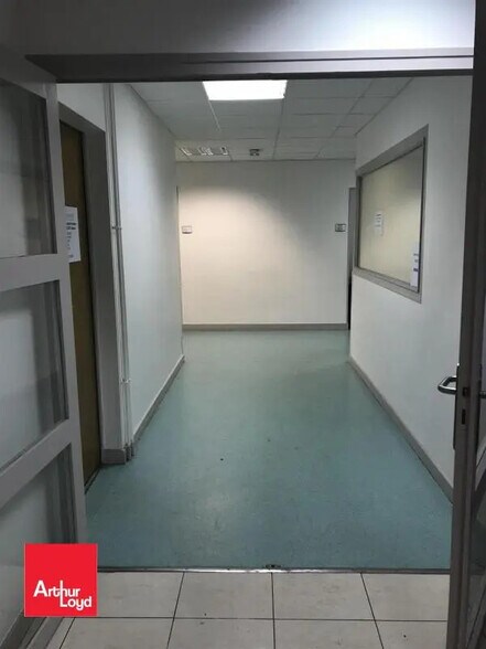Retail in Chartres for sale - Interior Photo - Image 3 of 7