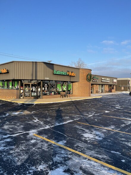 31005-31023 John R Rd, Madison Heights, MI à louer - Photo du bâtiment - Image 1 de 2