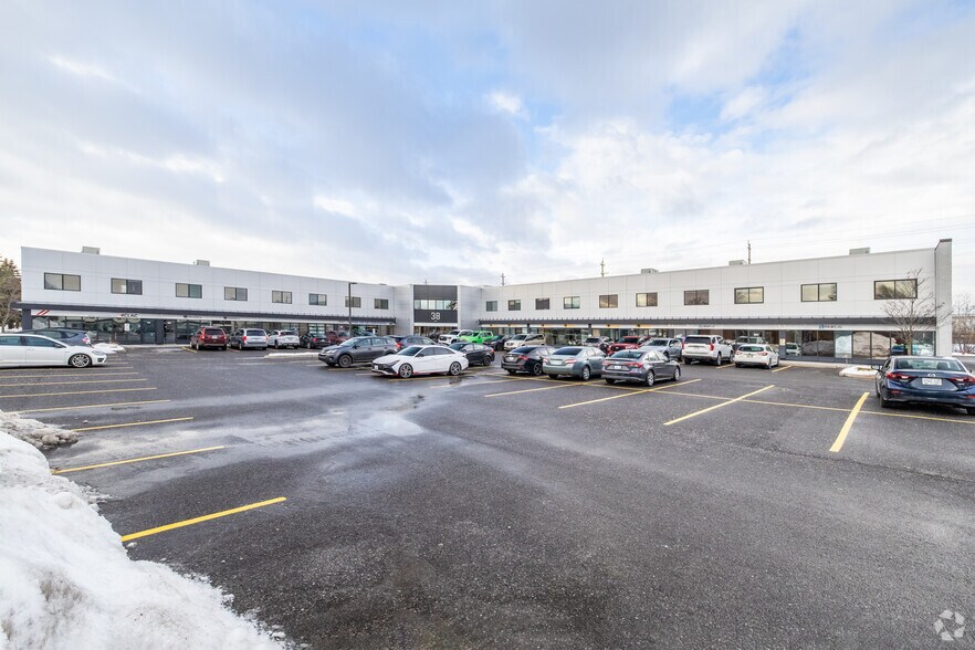 38 Antares Dr, Ottawa, ON à louer - Photo du bâtiment - Image 2 de 15