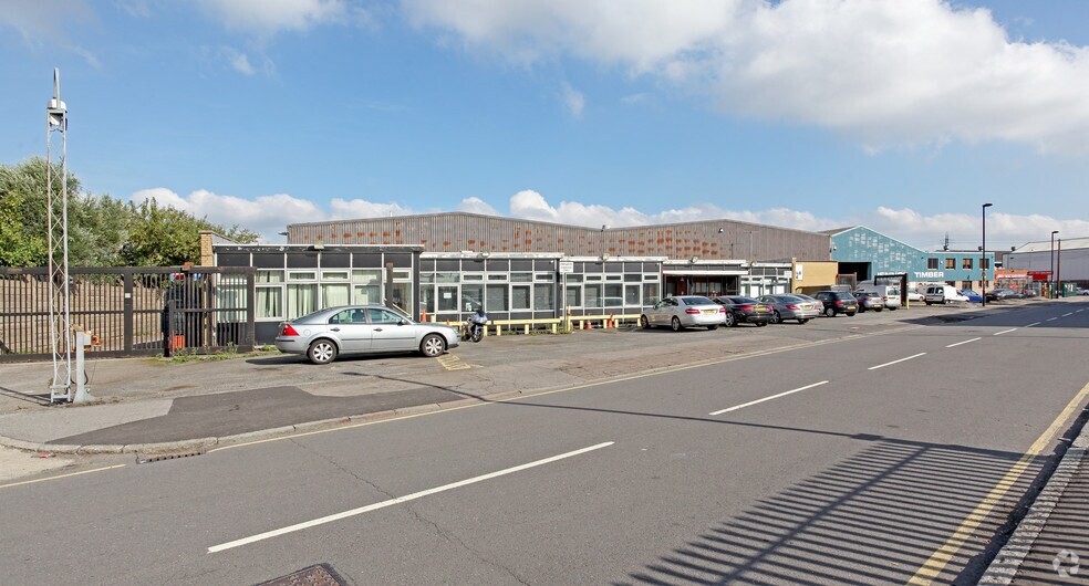 56 Lockfield Ave, Enfield à louer - Photo du bâtiment - Image 2 de 2